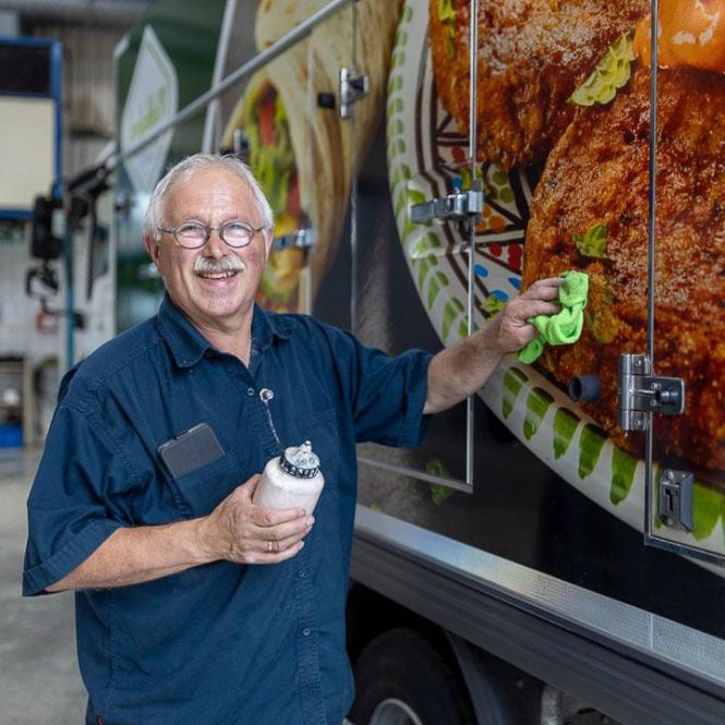 ontstickeren-bedrijfswagens-reinigen-toms-carwash-venlo ontstickeren-bedrijfswagens-reinigen-toms-carwash-venlo